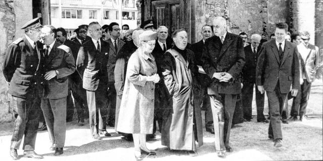 Visite 1966 Le Couple De Gaulle Dans Notre Dame En Reconstruction Credit Photo Inconnu