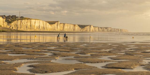 Ault, vacanciers sur la plage en fin de journée © CRTC Hauts-de-France - Stéphane Bouilland